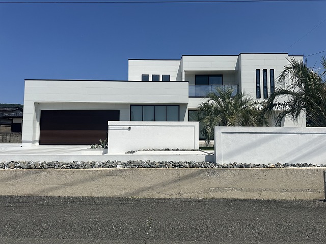 ビルトインガレージのある素材厳選の住宅